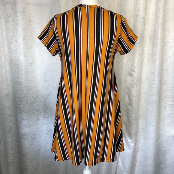 Short Sleeve Midi Dress - Picture 4 of 6